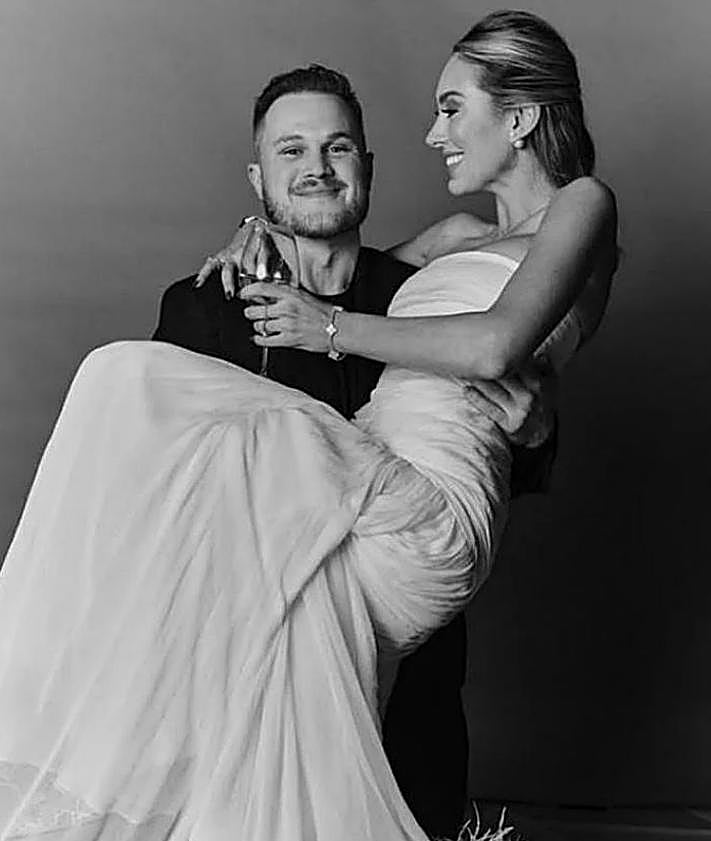 Imagen secundaria 2 - Así ha sido la espectacular boda a las que asistieron los 200 neoyorquinos adinerados que aterrizaron en Loiu